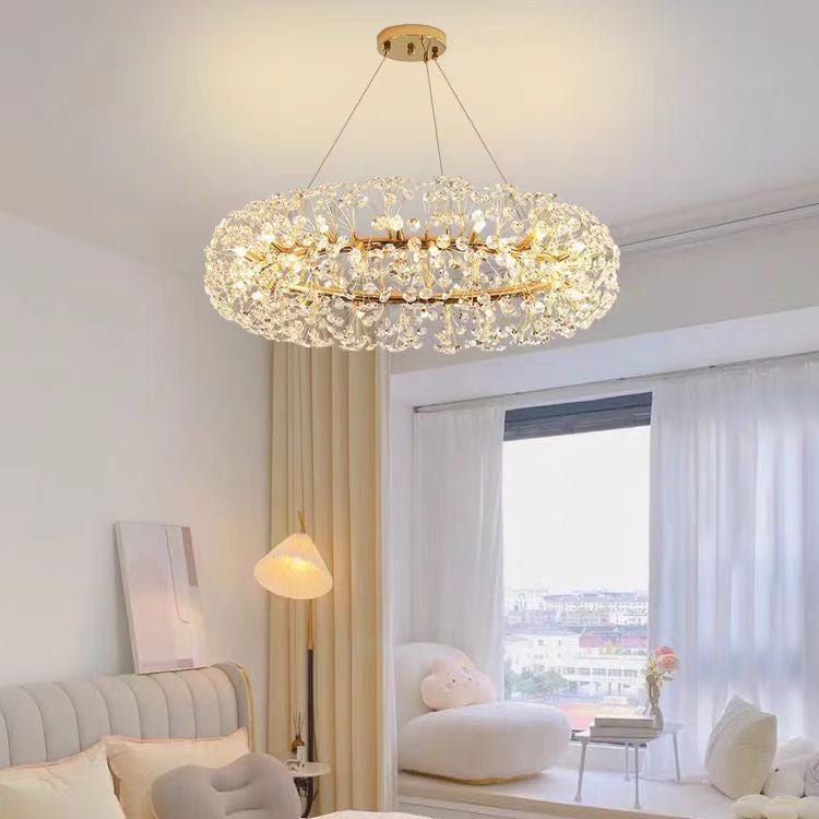 Lustre à anneau doré et éléments en cristal