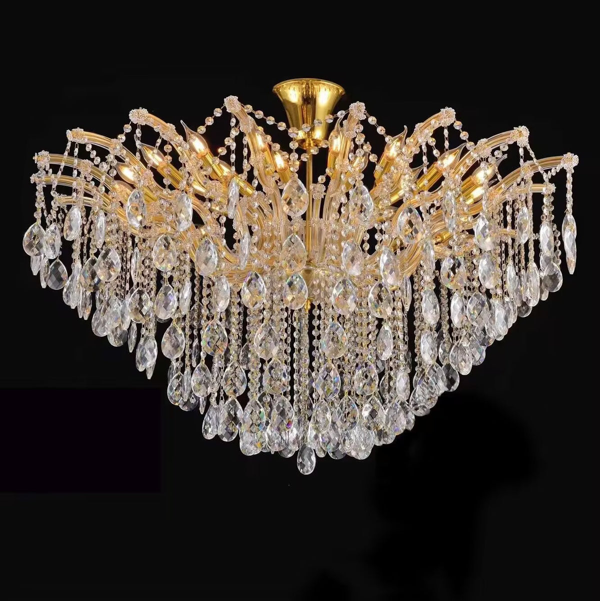 Lustre classique à branches et décors en cristal